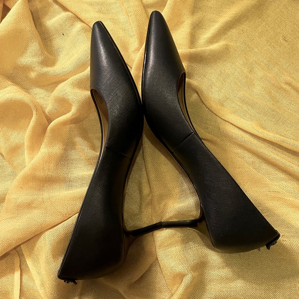 Short heel shoes